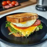 Toast Sandwich mit Ei, Käse und Salami