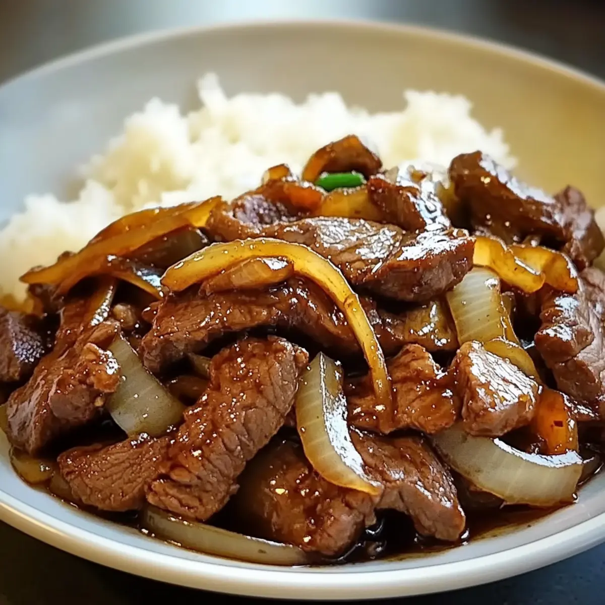 Chinesisches Rindfleisch mit Zwiebeln Pfannengericht