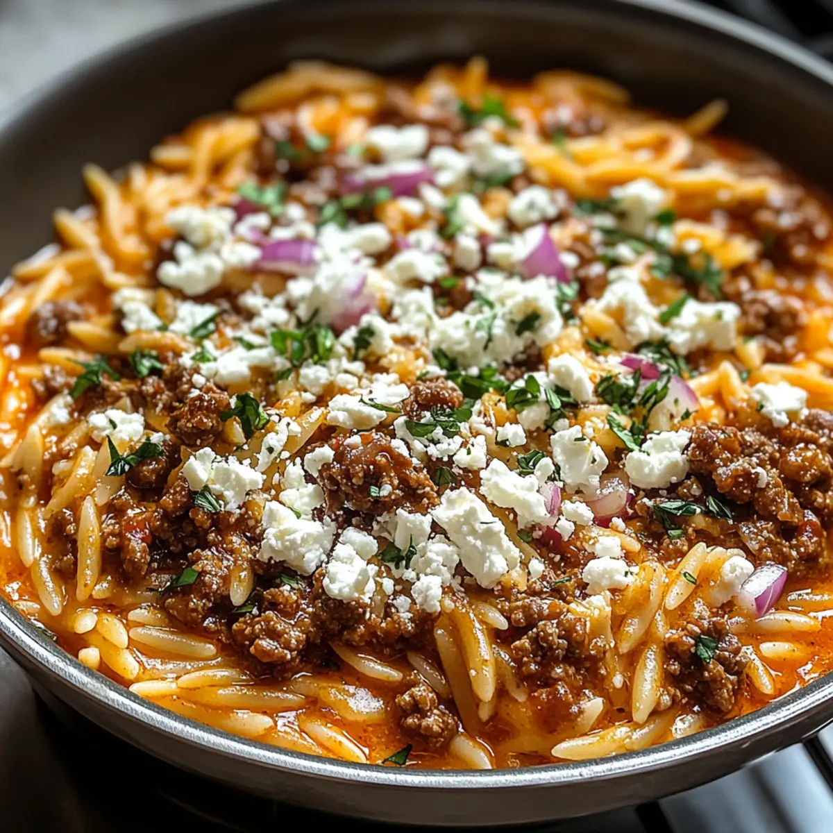 Kritharaki-Hackfleischpfanne mit Feta schnell gemacht