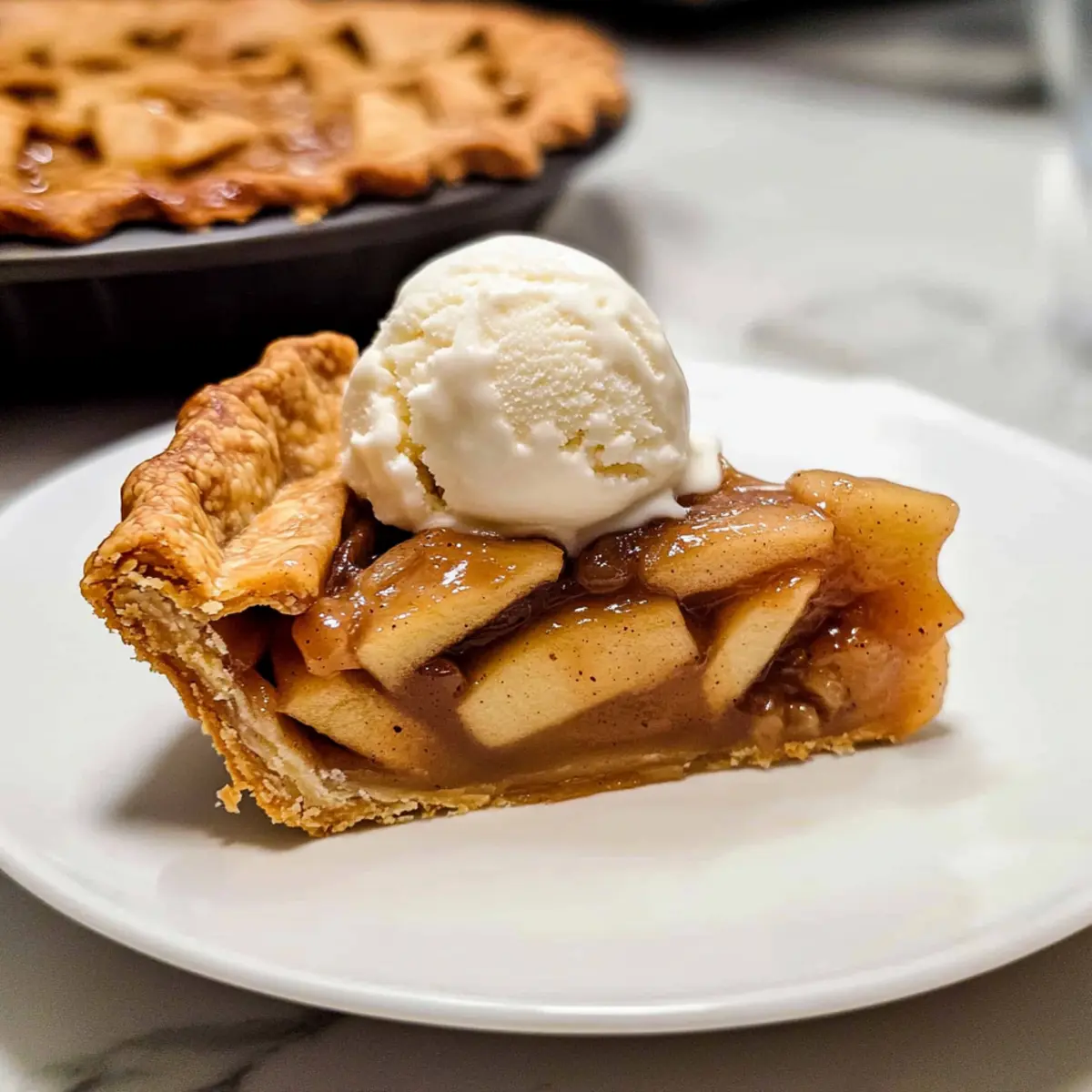 Apfelkuchen mit Eiscreme für den perfekten Genuss
