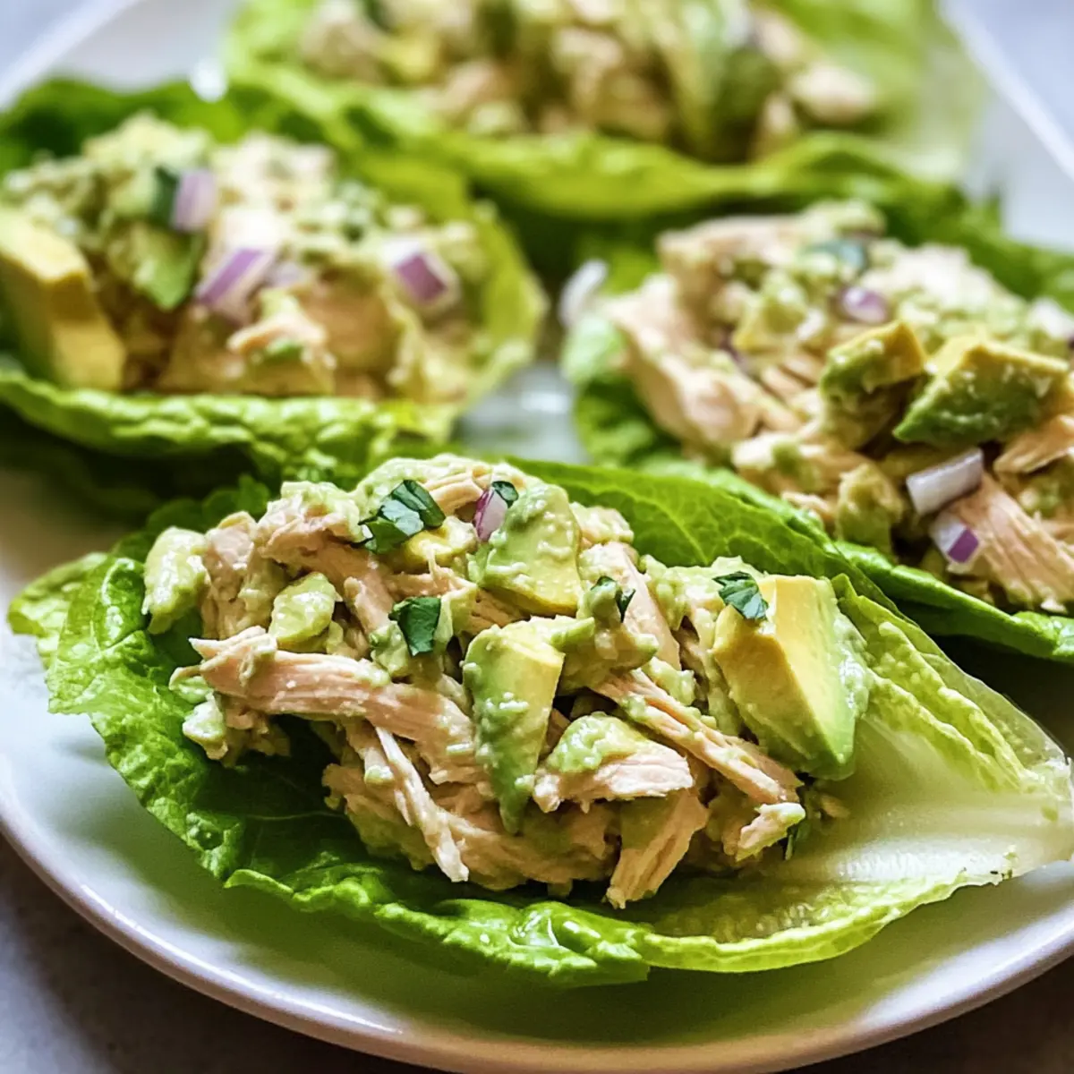 Köstliche Avocado-Hühnchen-Salat-Wraps für Snacks
