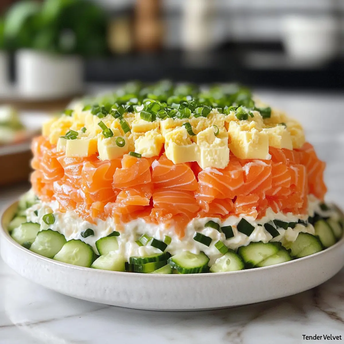 Geschichteter Lachs-Salat “Zarte Samt” Rezept für Feinschmecker