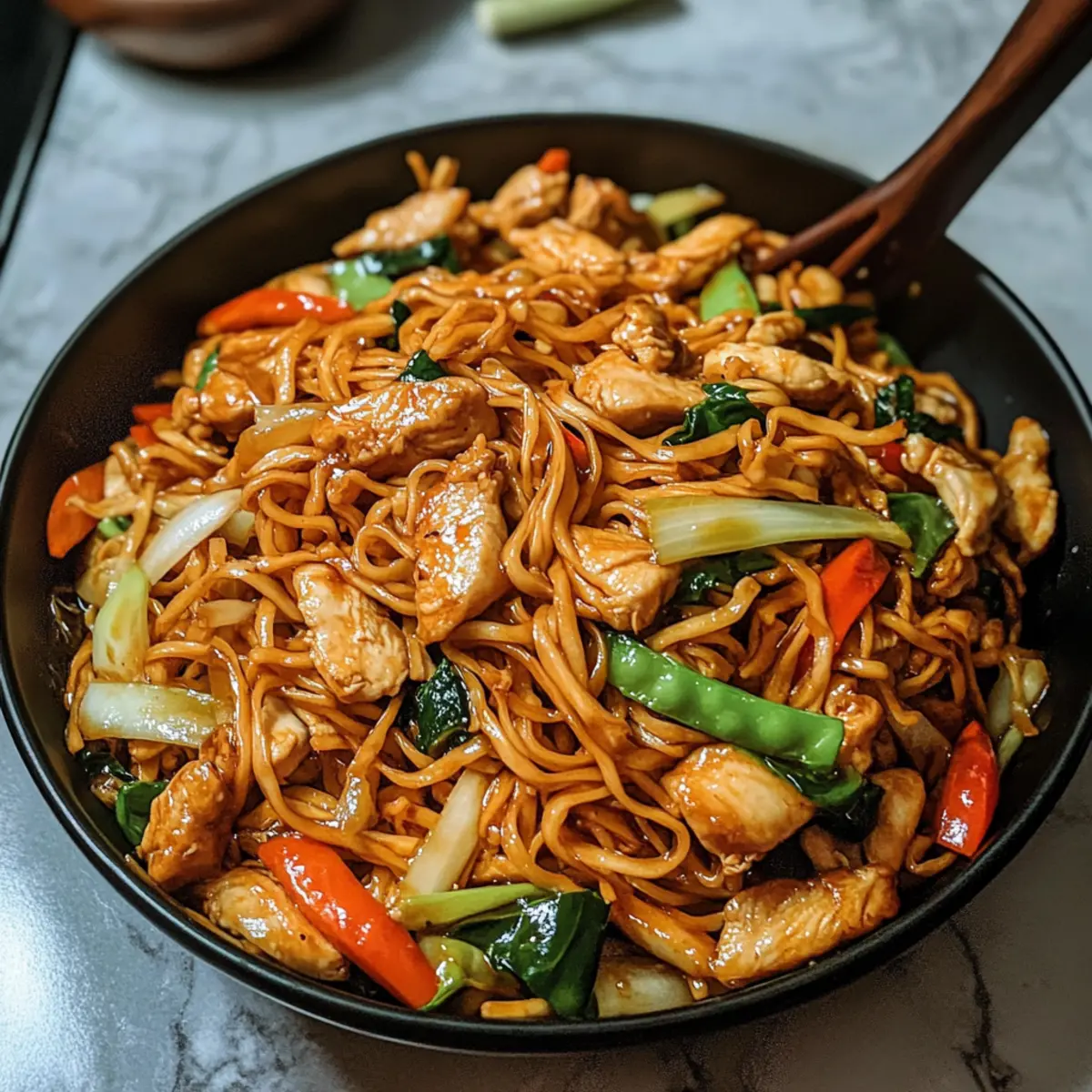 Hühnchen Chow Mein für schnelles Abendessen