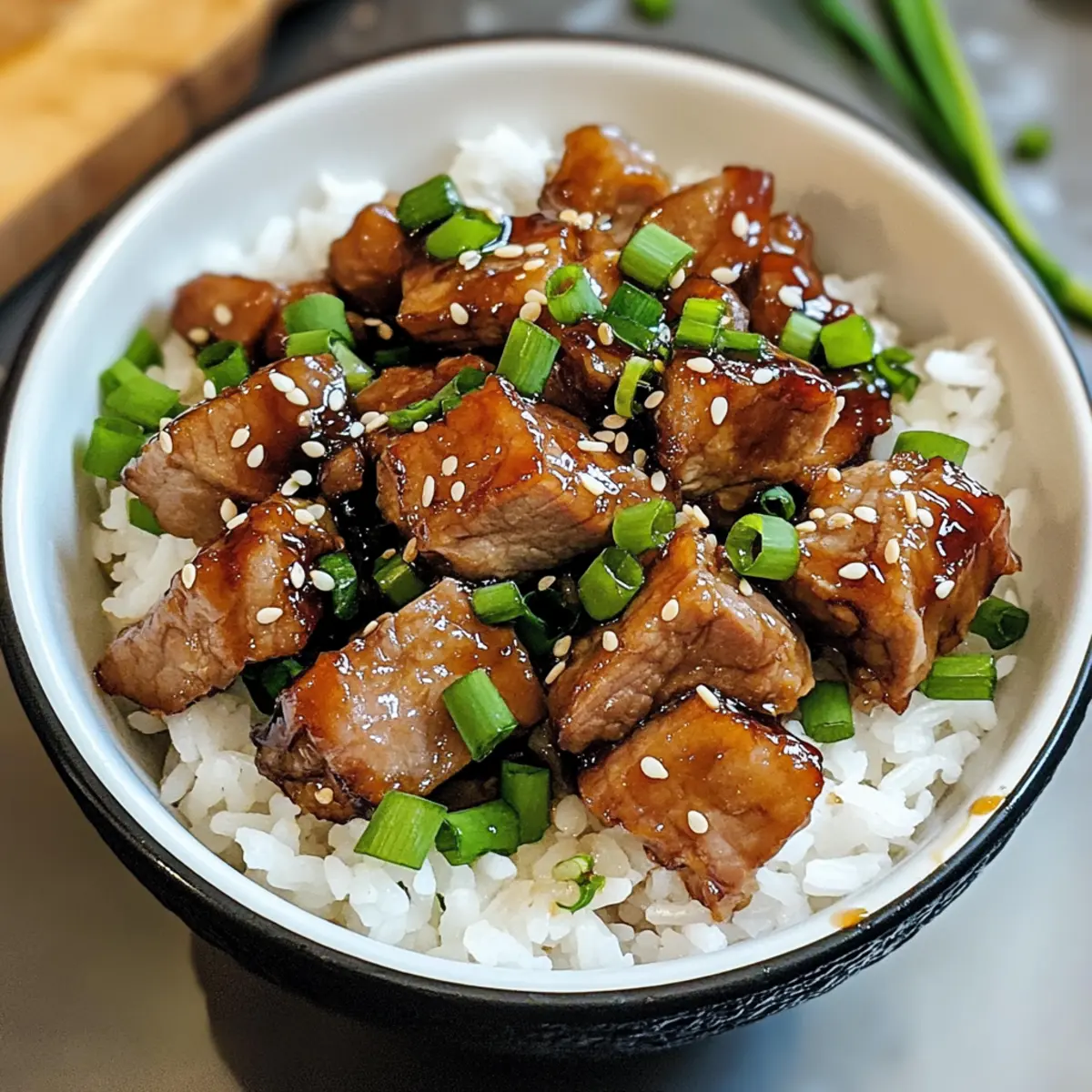 Honig-Knoblauch-Schweinefleisch-Reisschüssel ganz leicht